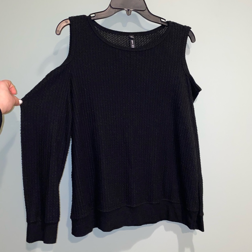 Soft, black long shoulder hole sleeves top.